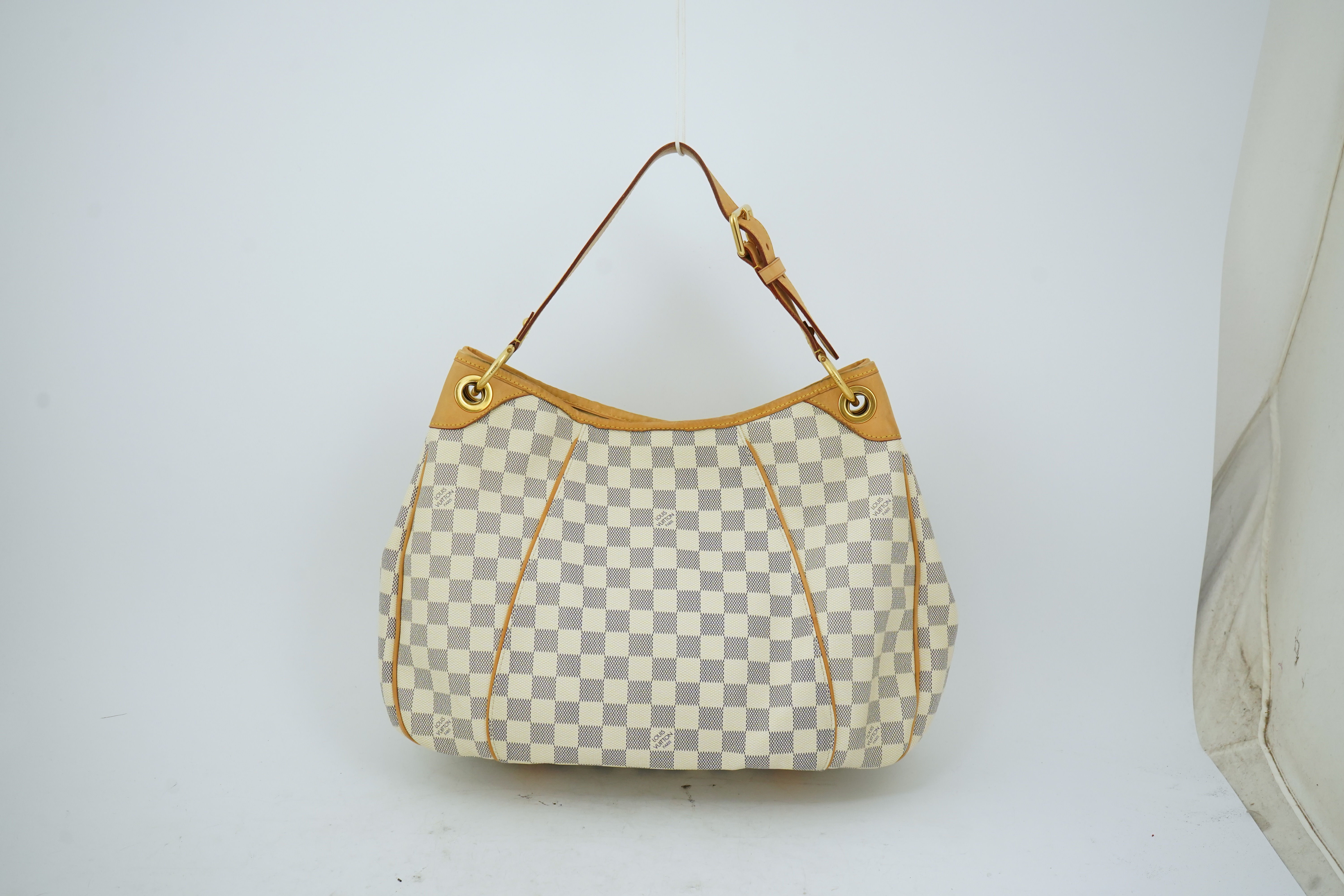 A Louis Vuitton handbag made from Damier Azur canvas with natural cowhide trim